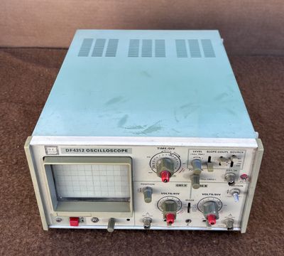 un gros plan d'un appareil électronique posé sur une surface marron