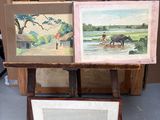 deux tableaux posés sur un chevalet, devant un chevalet en bois