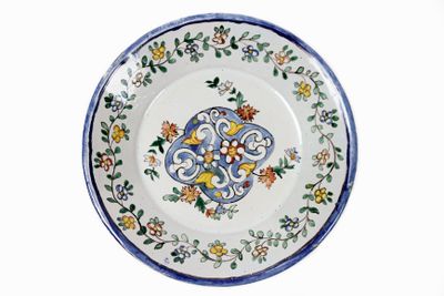 Assiette creuse en céramique émaillée à décor d'une guirland…