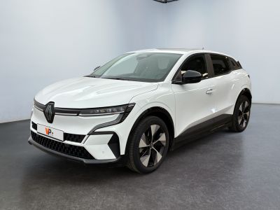 Une voiture blanche est garée dans une grande pièce équipée d'un ventilateur de plafond.