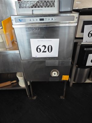 un four argenté posé sur une table en métal