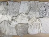 une boîte en carton remplie d'une grande variété de vêtements