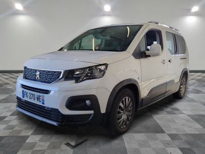 la camionnette blanche est garée sur le sol en damier d'un garage