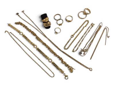 une image représentant une collection de bijoux en or sur fond blanc