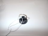 une photo en noir et blanc d'une bague posée sur une surface blanche
