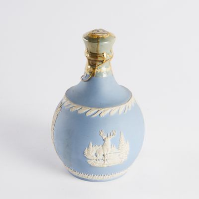 un vase bleu et blanc orné d'une image représentant un château
