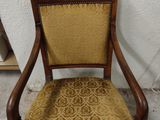 une chaise qui se trouve dans le coin d'une pièce
