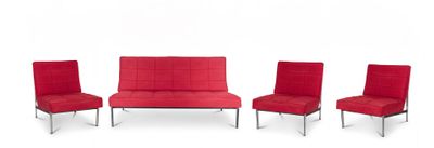 trois chaises rouges et un canapé alignés sur un fond blanc