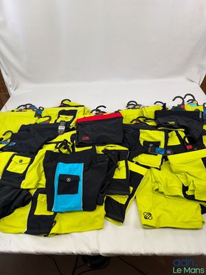beaucoup de vêtements de ski jaunes et noirs posés sur une table