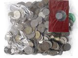 un sac rempli de pièces de monnaie, surmonté d'un sac rouge