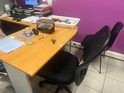 une personne assise à un bureau sur lequel se trouve un ordinateur