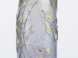 un vase en verre bleu orné d'un motif à la feuille d'or