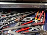 de nombreux outils qui se trouvent dans une boîte à outils