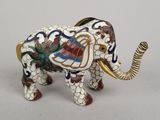 une figurine d'éléphant décorée de fleurs