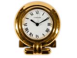 une horloge en or avec des chiffres romains sur le cadran