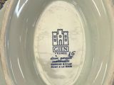 une assiette bleue et blanche sur laquelle est représenté un château