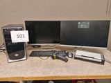 un bureau sur lequel se trouvent deux écrans, un clavier, une souris et un téléphone portable