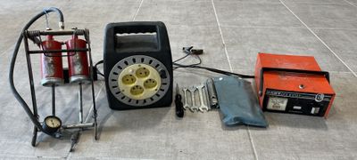 Une pompe à pieds + une rallonge KF-FBGP1 + sachet à outils …