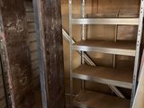 deux étagères ouvertes au milieu d'une pièce en cours de rénovation