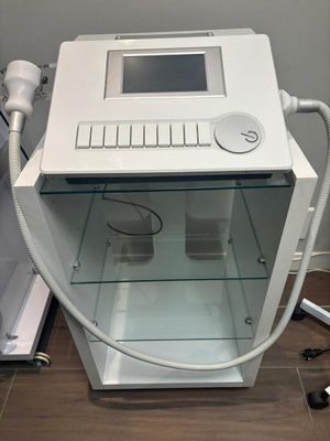 une machine blanche posée sur un parquet