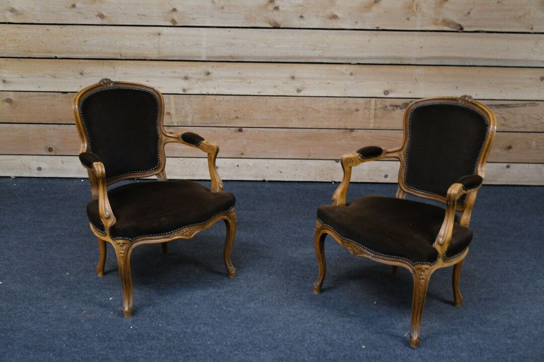 Paire de fauteuils cabriolet en bois teinté, garniture de ve…
