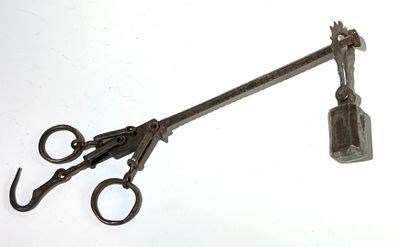 Balance romaine en fer forgé et fonte, tige graduée. Complète de ses p