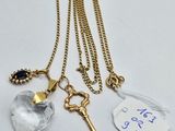 un gros plan d'un collier orné d'une clé et d'une étiquette