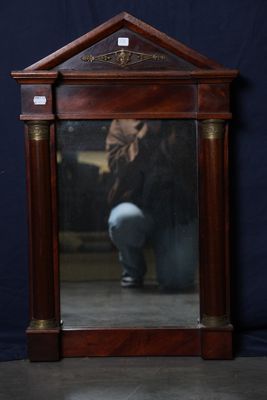une image représentant un miroir dans lequel se reflète une personne