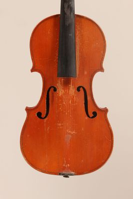 gros plan d'un violon avec un archet sur fond blanc