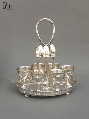 une image représentant un plateau en argent sur lequel sont disposées des tasses et des soucoupes