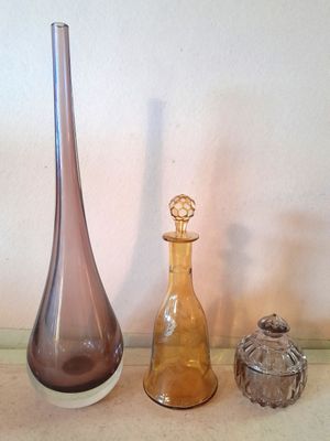 Vase soliflore violine H. 40 cm, un flacon à décor d'épis jaune et une