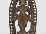 une vieille statue en bronze représentant une femme tenant un oiseau