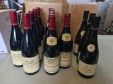 plusieurs bouteilles de vin sont alignées sur une table