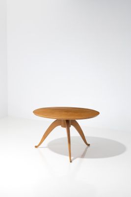 une image représentant une table avec un plateau en bois posée sur une surface blanche