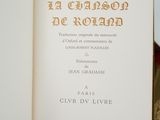 un livre ouvert, orné d'une inscription dorée, posé sur une table