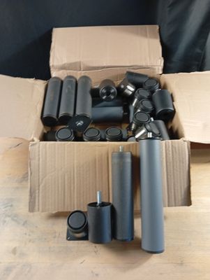 une boîte en carton remplie de différents types de tuyaux