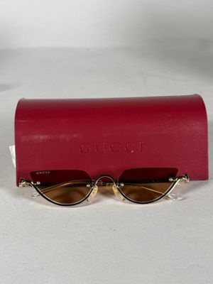 une paire de lunettes de soleil posée sur un étui rouge