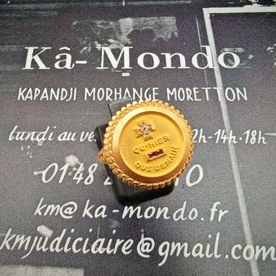une image représentant une pièce d'or sur un panneau en noir et blanc
