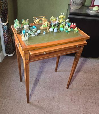 une petite table sur laquelle sont posées plusieurs figurines