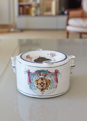 un bol blanc et bleu posé sur une table dans un salon