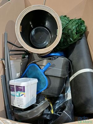 une boîte en carton remplie d'objets divers et un chapeau