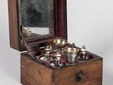 une petite boîte en bois contenant des objets en argent