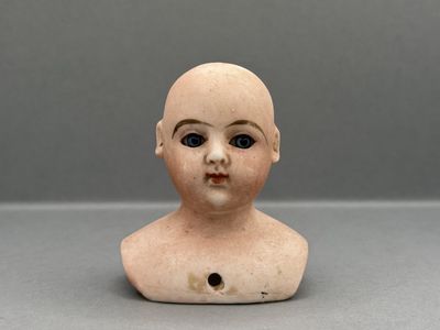 une image représentant une petite tête d'enfant en argile
