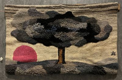une tapisserie représentant un arbre, accrochée au mur