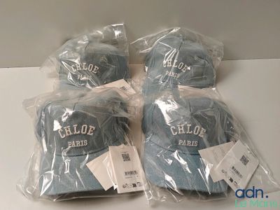 quatre chapeaux sont emballés dans des sacs en plastique sur une table
