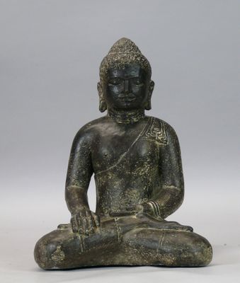 l'image d'une statue représentant une personne assise en position de lotus
