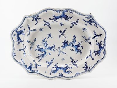 une assiette bleue et blanche ornée de fleurs bleues