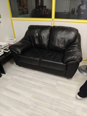 un homme assis sur un canapé dans un salon