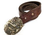 ceinture en cuir avec une boucle métallique sur fond blanc