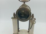 une horloge posée sur une table